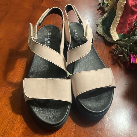 Sabrina’s Made in Spain Tan/Black Sandals - 37 - Great Condition - Picture 2 of 8